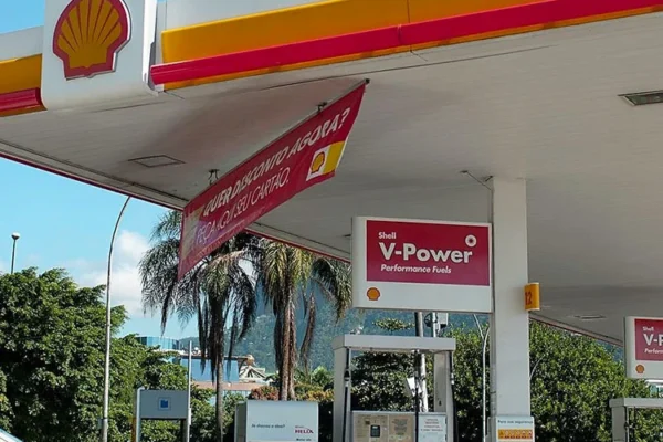 Com nova alta mundial do petróleo, governo mantém desconto na gasolina.
