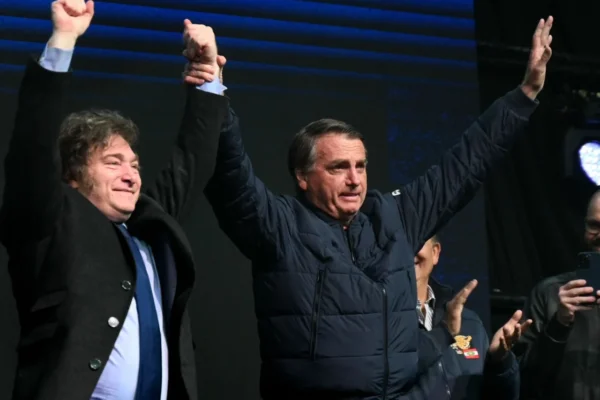 Moraes nega pedido para Javier Milei visitar Bolsonaro em casa.
