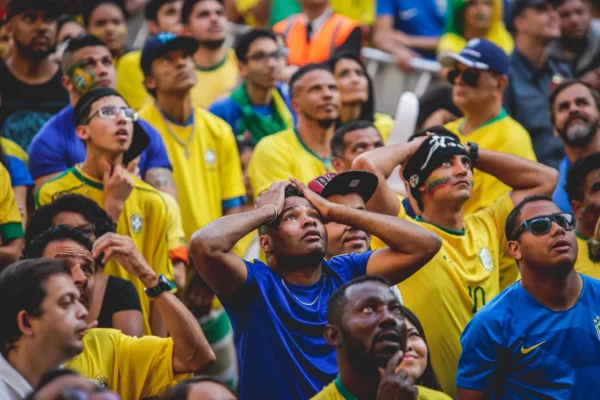 A decepção coletiva de uma nação. * Pádua Marques.