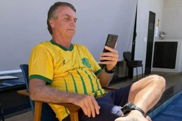 Moraes decide manter prisão domiciliar humanitária de Bolsonaro.
