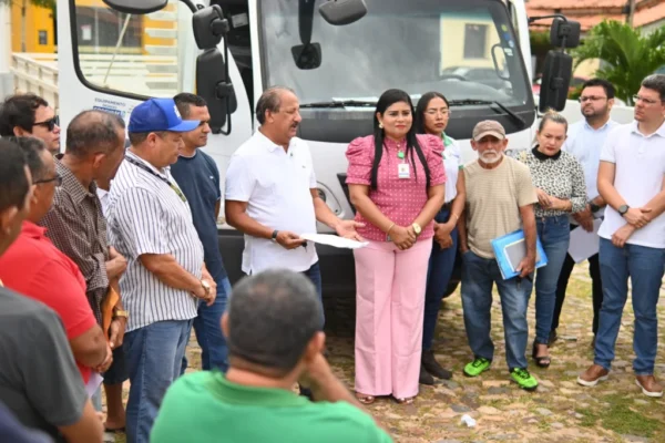 Neto Carvalho entrega veículos para fortalecer a agricultura em Araioses