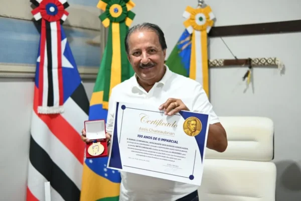 Prefeito Neto Carvalho recebe certificado por destaque da gestão de Araioses.