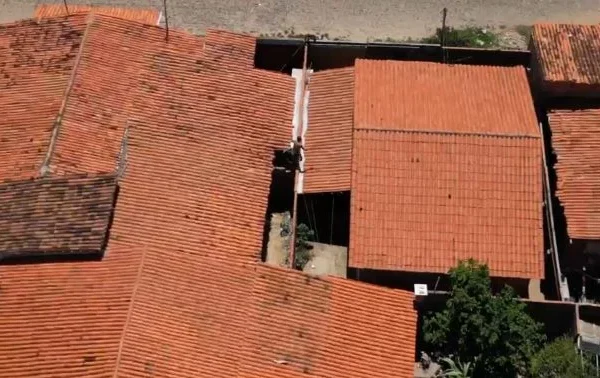 Suspeito é preso após pular muros para fugir da polícia em Parnaíba.