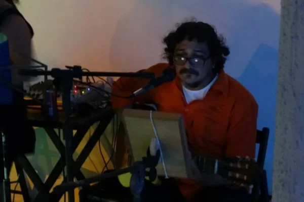 Amigos fazem campanha nas redes sociais para ajudar o músico Pedro Guitar.