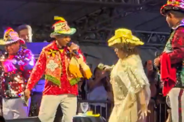 Alcione cai durante show em São Luís, mas continua apresentação.